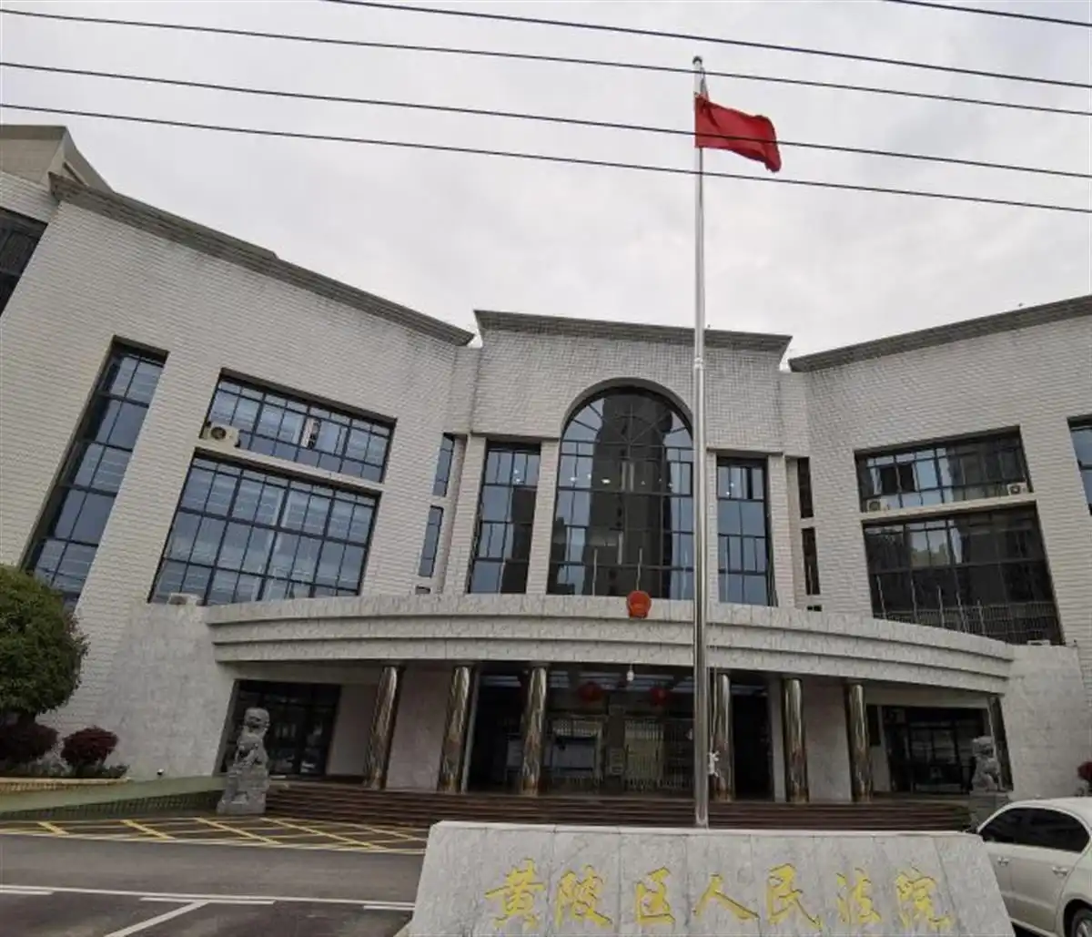 陈某出借股票账户致损30万，一二审法院判决结果如何？